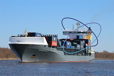 Représentation d'un bateau portant des containeurs, utilisant la technologie Sigfox