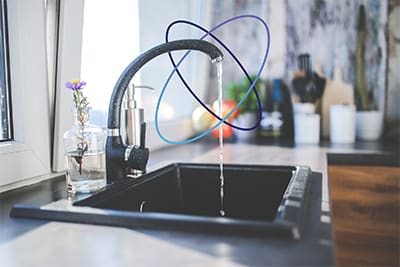 Représentation d'un évier avec eau qui coule utilisant la technologie Sigfox